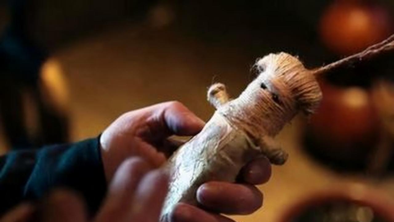 武帝之子大汉第一力士，能徒手撕熊却深信巫术，血祭诅咒三代帝王