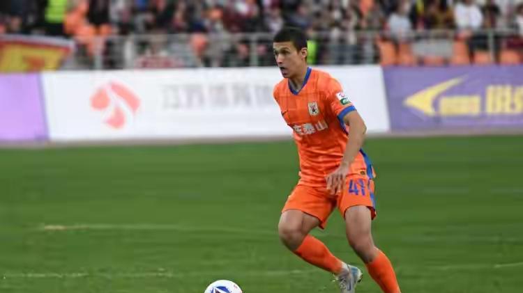 四连续，泰山队又长约锁定一大年轻，未来十年球队中场不用愁了，青春风暴即将来袭