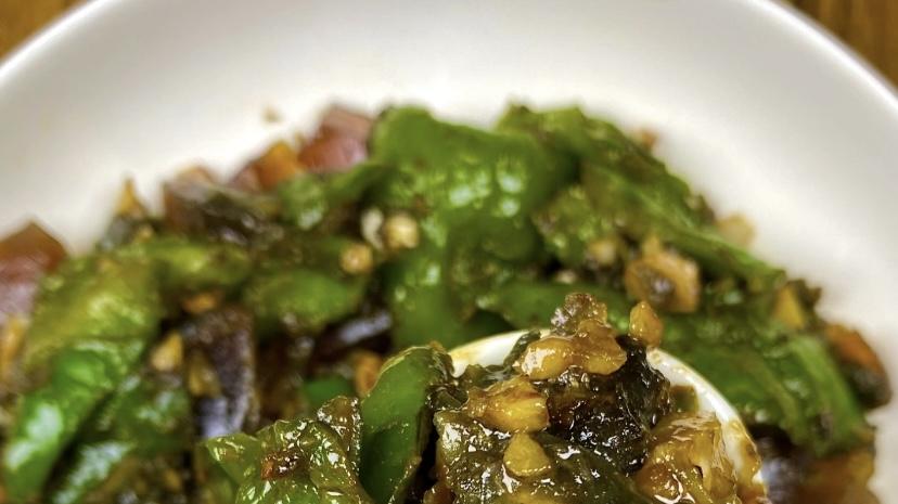 青椒炒皮蛋：干煸起虎皮，豆豉增香，下饭神器！