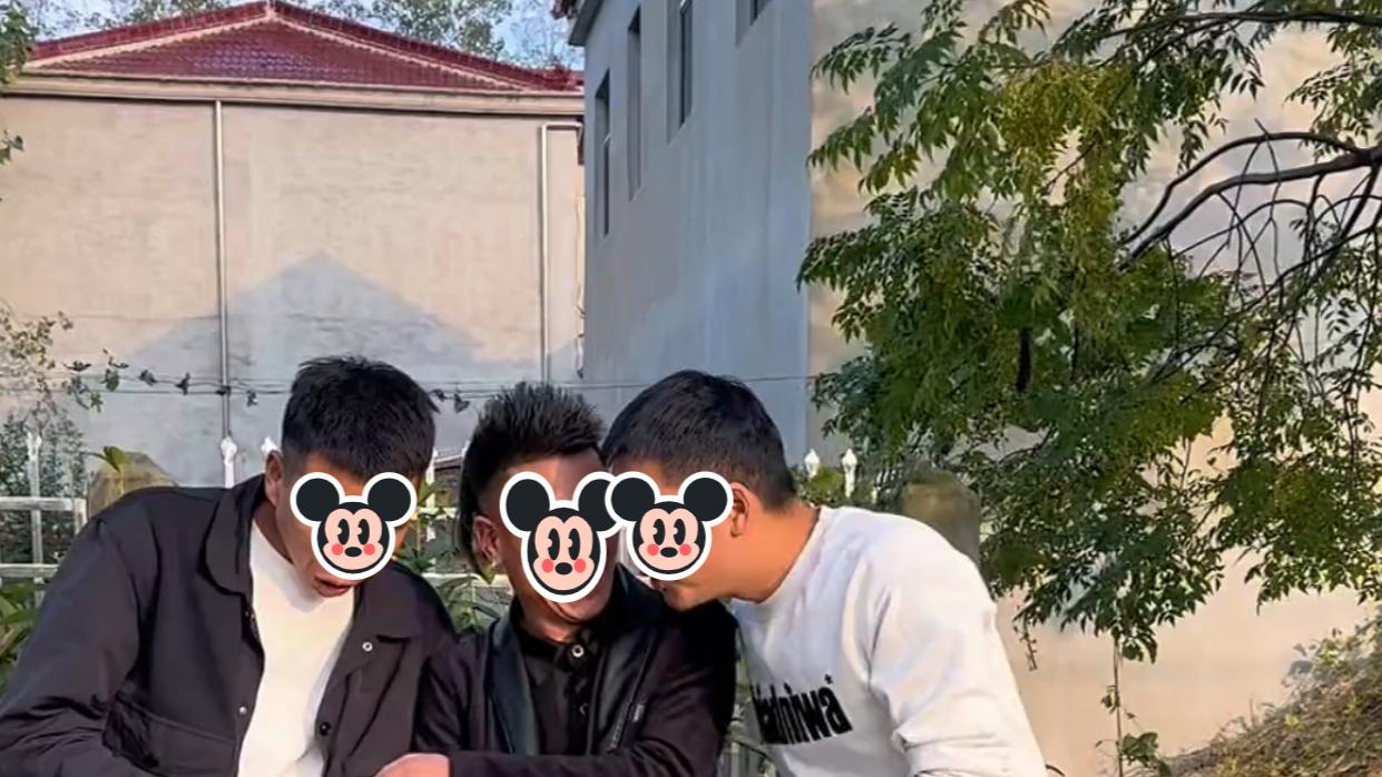 三位男子为一个女子，争得面红耳赤，把持不住情绪三人当场切磋