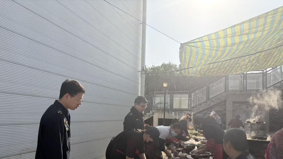 四川仪陇：花海摆下百桌宴，市监倾心守“食”安