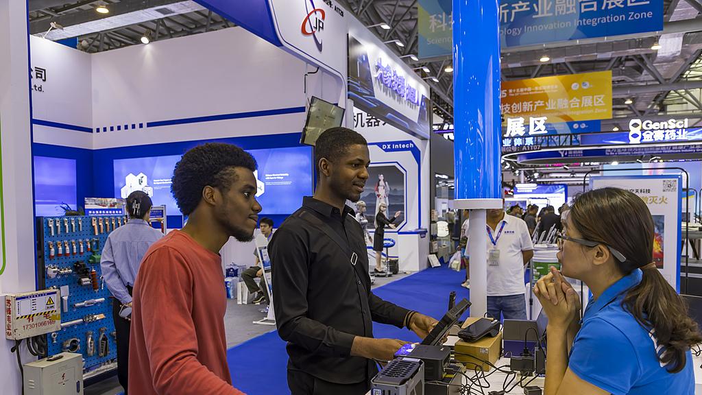 专拍老外夸中国，杭州大叔半年涨粉50万，背后套路太深了