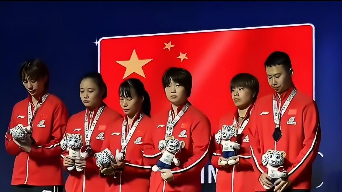 亚锦赛颁奖仪式：国乒6人登台表情严肃！带队教练于子洋低头沉思