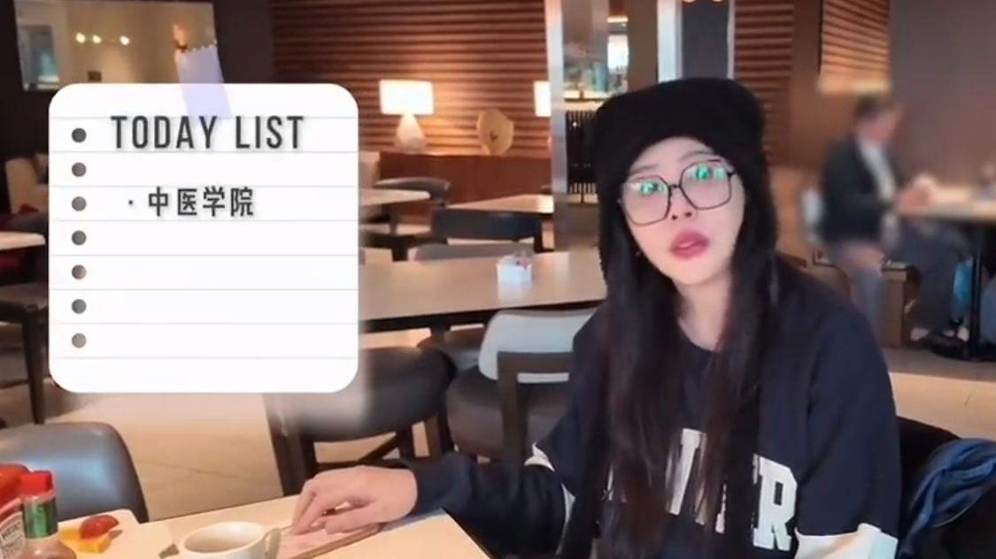 59岁王祖贤首晒个人vlog：针织帽黑框眼镜好有时尚范，自曝吃素食十几年