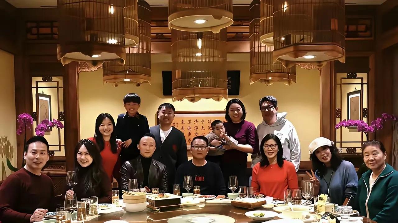 郎平夫妇在美国吃跨年饭，喝红酒吃美味菜肴，面部医美很成功