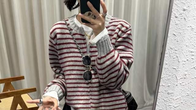 你如果有一件“条纹毛衣”，试试这样穿，时髦又好看！