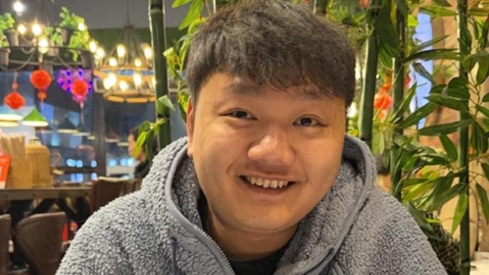 管泽元晒出牙膏新照片，退役后笑容明显变多，头发都长出来了