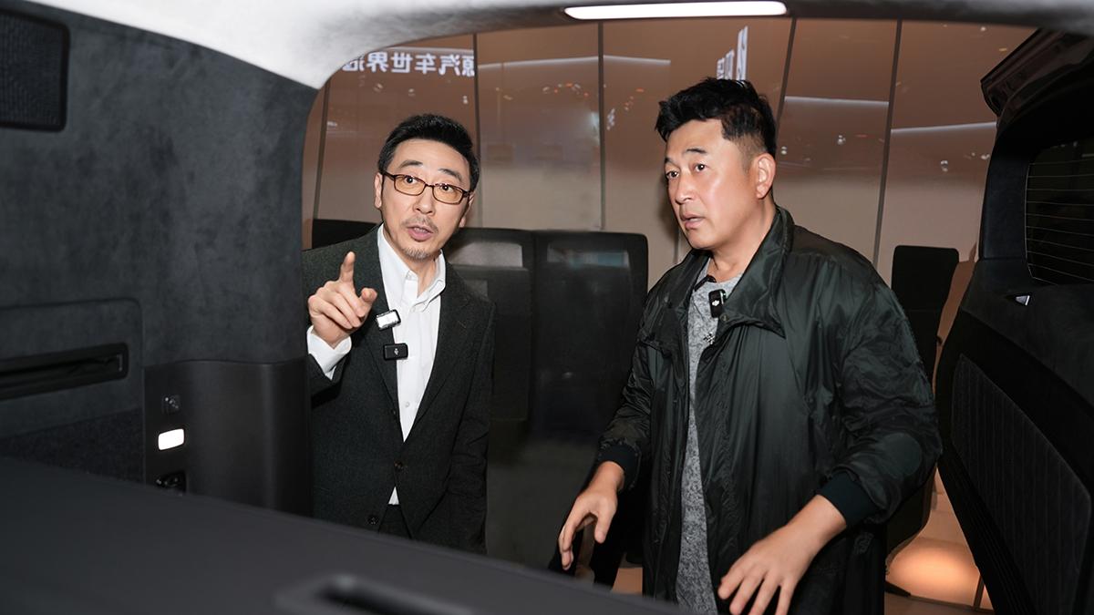车展同框名场面：当“李丰田”遇上“高明远”，仰望展台上演世纪交汇