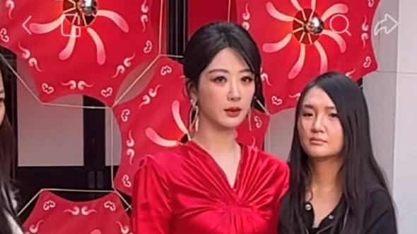 杨紫红色长裙惊艳亮相品牌新春活动，明艳动人！