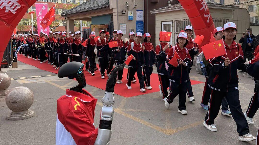 智能“小枣”与枣中学子一起踏上远足征程