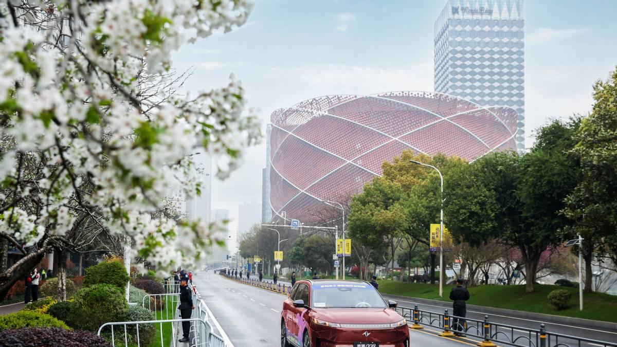 深化城市名片共赢，东风奕派全系护航 2026 武汉马拉松圆满举行