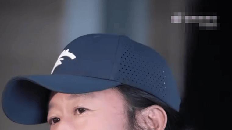 1枚耳钉惹争议！51岁吴京被嘲“老来俏”，是打脸还是另有玄机？