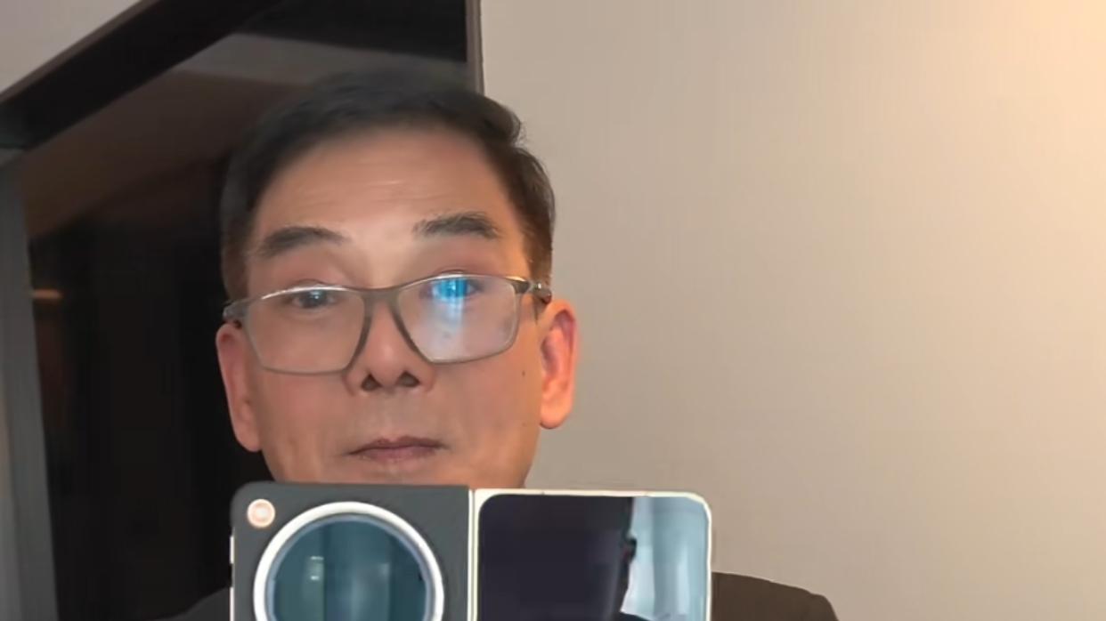 现在娱乐圈开始流行国产折叠屏？