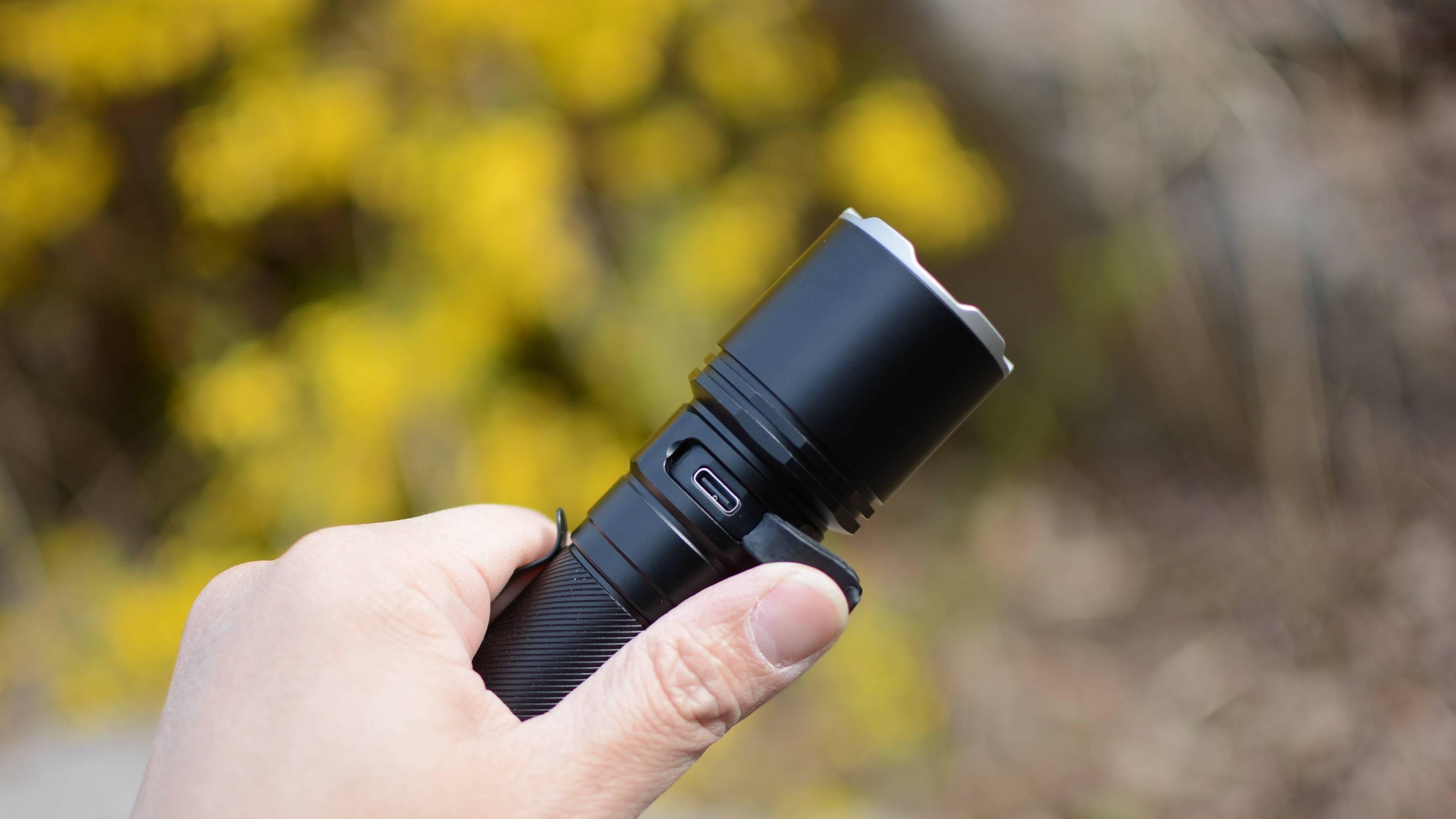 汽车远光灯的3倍亮度！不足500元的性能怪兽，FENIX C7 PRO 手电筒