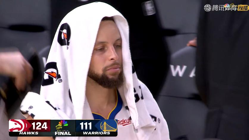 13分惨败！库里31+3+5，赛后库里走入场内，麦科勒姆过来一把抱住