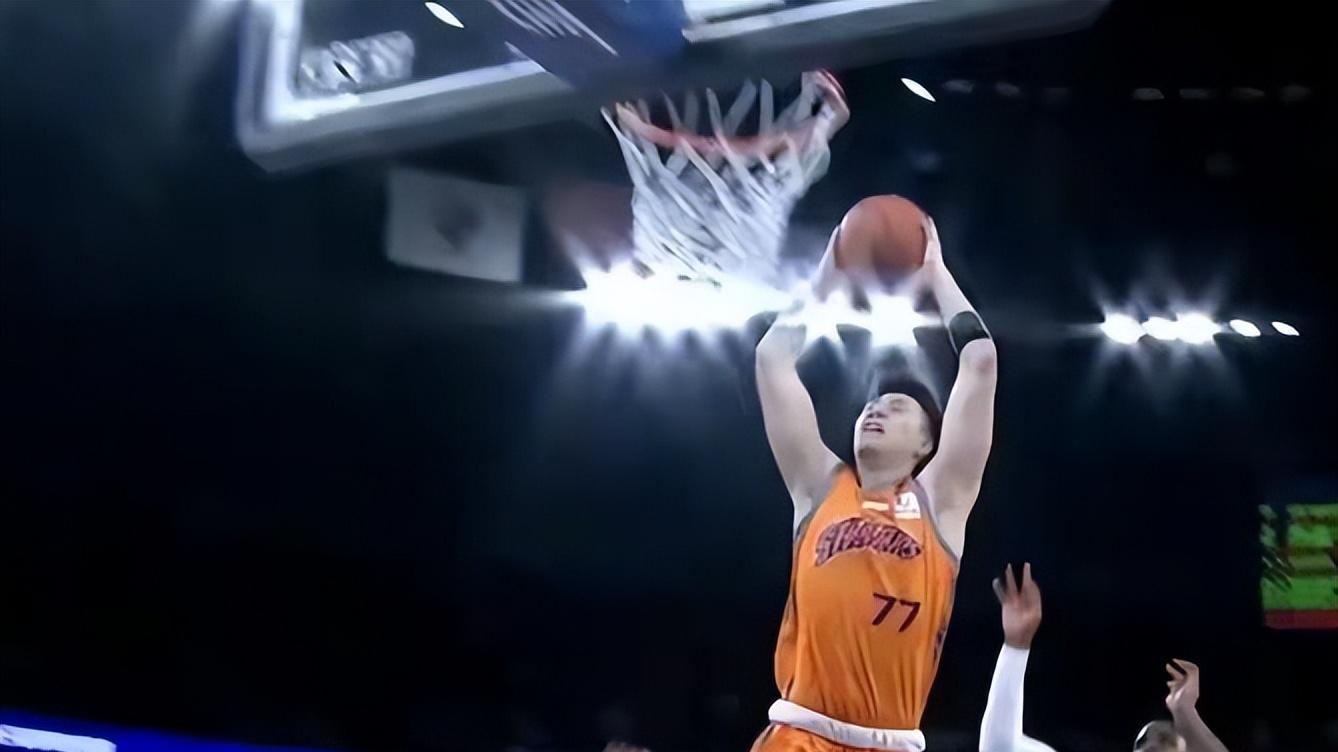 山西男篮末节全队仅得8分，潘江就是不叫暂停，卢伟帮叫了一个