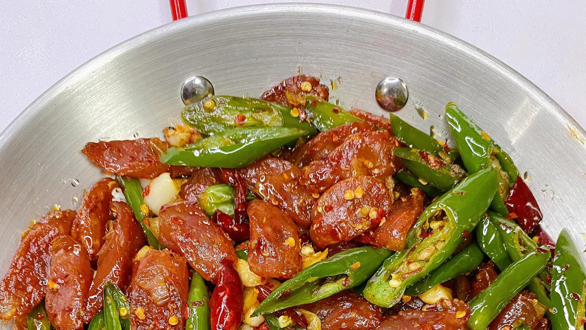 腊肠这样做，又香又辣巨下饭