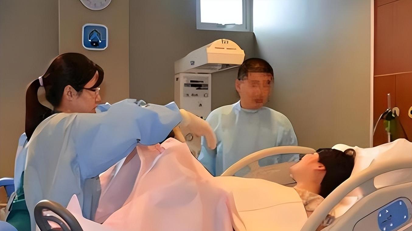 先看孩子还是先等老婆？这位老公在产房外的选择，救了妻子一命