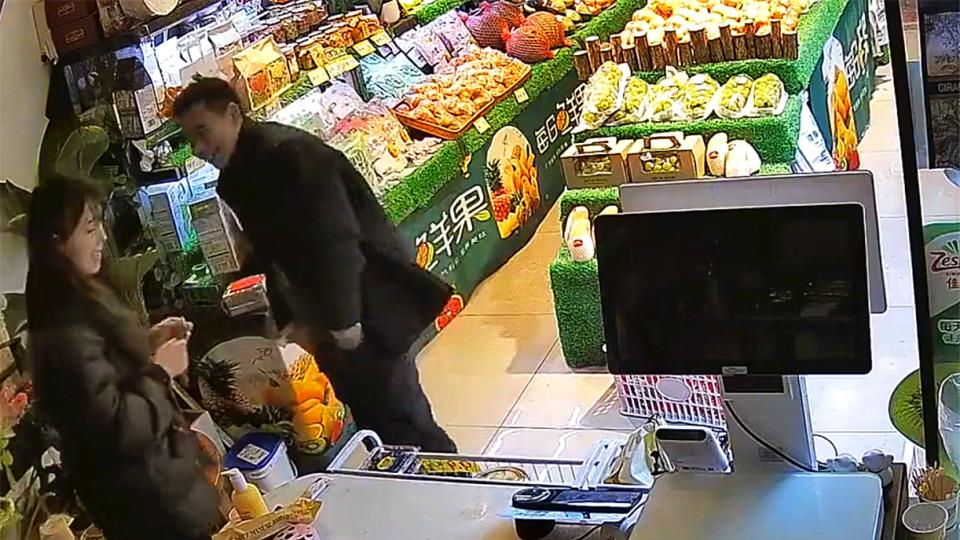 女子店里值夜班，疑似被一个行为异常的男子盯上，大家看他有问题吗？