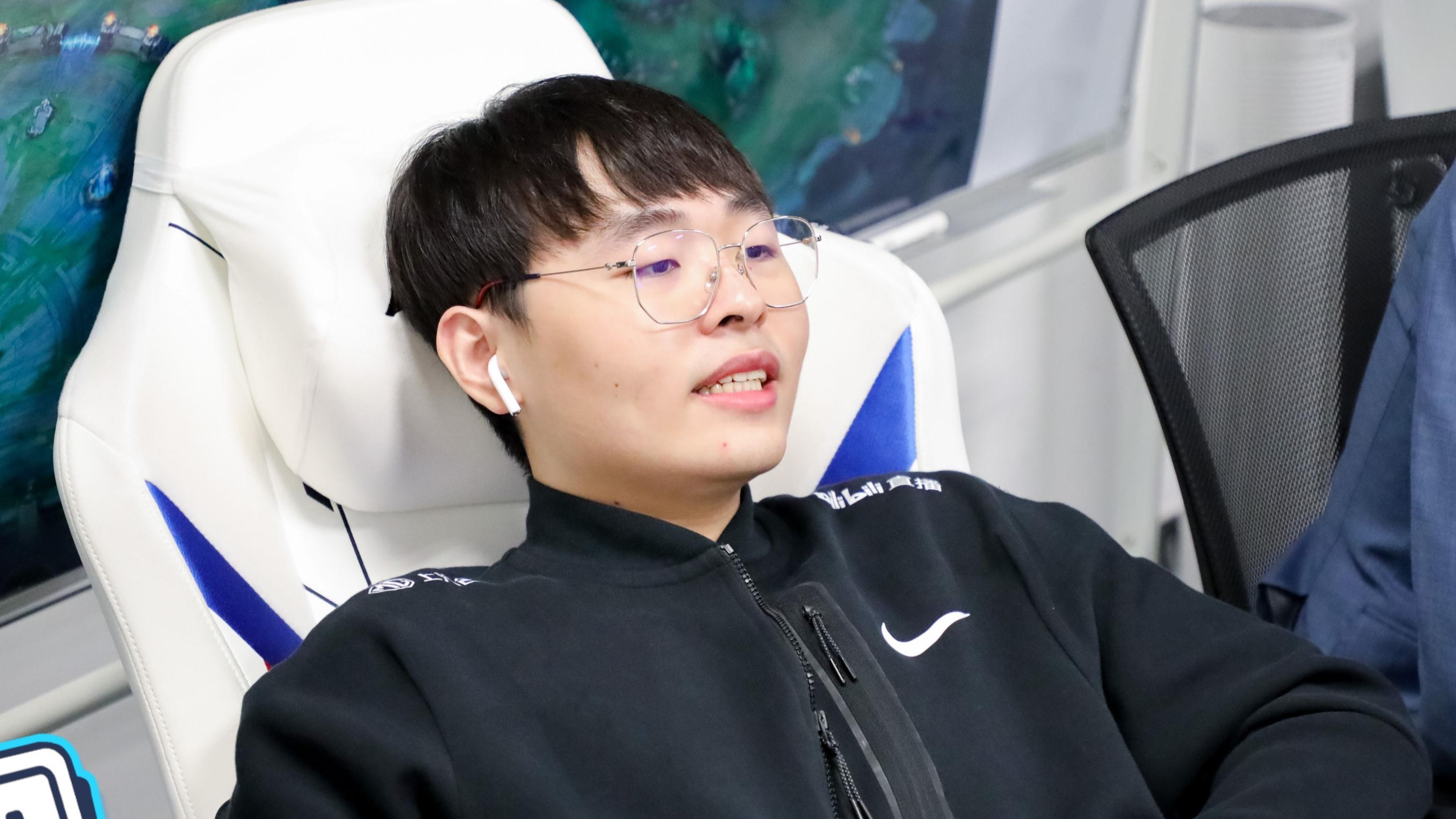 LPL全华班上演极限翻盘！呼吸决胜团大失误，教练被气得咬牙切齿