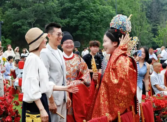 袁泉与女儿现身安徽小巷，母女俩穿搭很朴素，一起步行温馨有爱