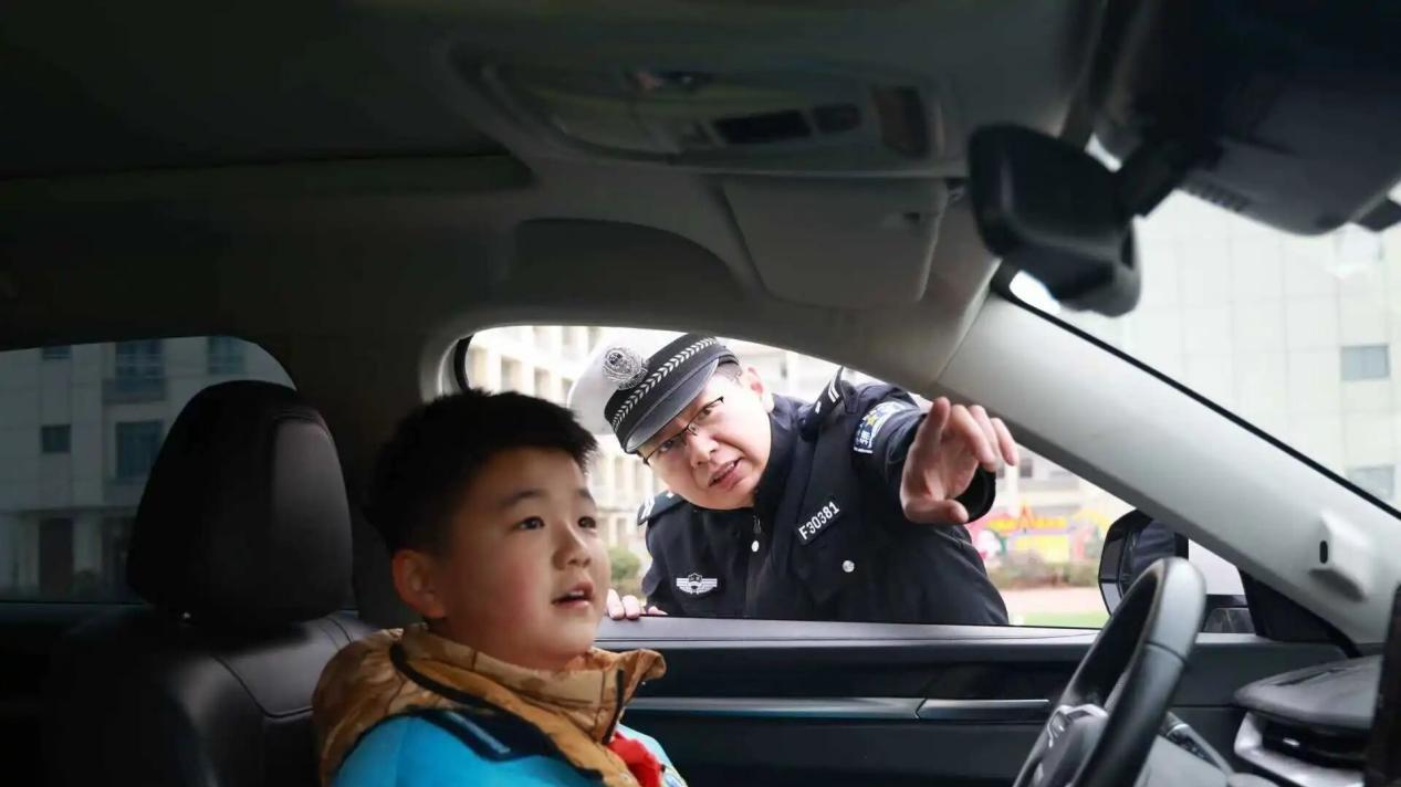 春回校园书声琅 藏蓝护航开学季 菏泽成武公安开启2026春季“护学模式”