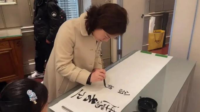 翁帆的春天：杨振宁离开5个月后，她笑了