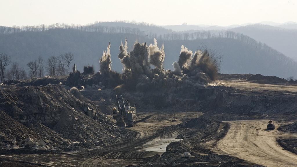 被炸药削平的山脊，美国能源巨头为了煤炭，如何铲平地理坐标？