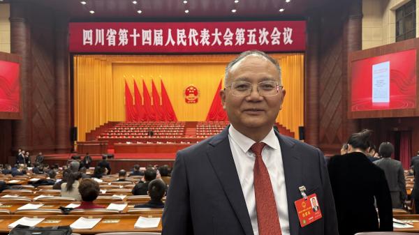 成都银杏酒店管理学院省人大代表何明星教授在2026年四川“两会”积极建言获广泛关注