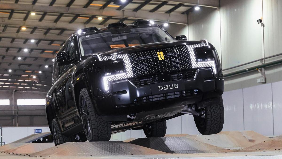 室内玩转极限越野，看仰望U8怎么在厂房里“卷”出圈