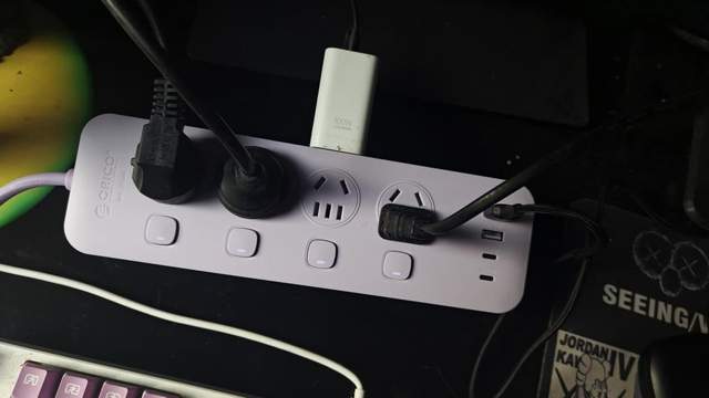 桌面线材不打架，奥睿科分控小胖条插排上手实测