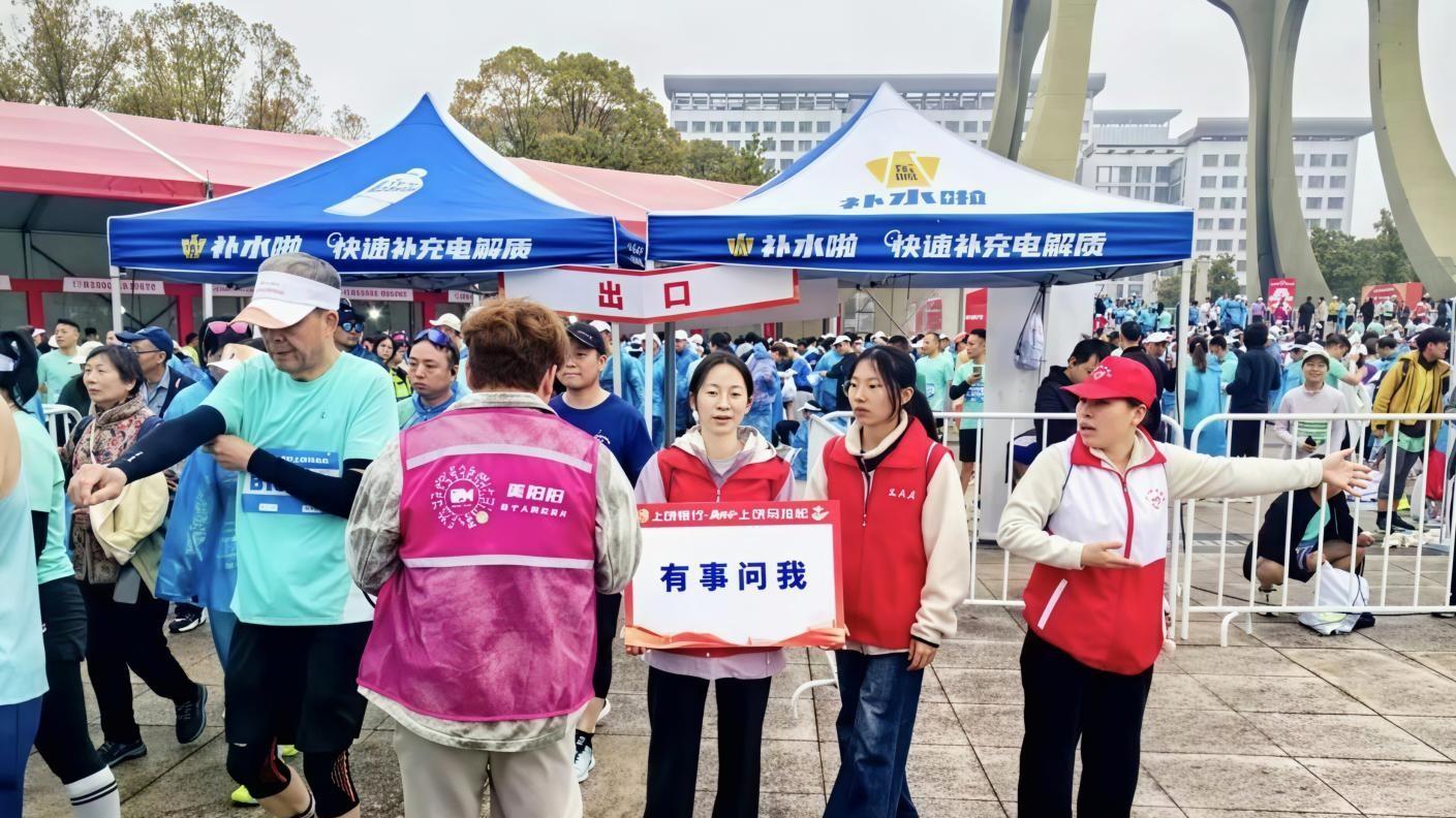 信江之畔志愿红｜上饶师范学院1300余名志愿者服务2026上饶马拉松，诠释青年担当