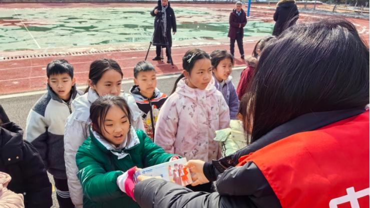 平安志愿者进校园 风险减量物资定向捐赠 护航学子健康成长