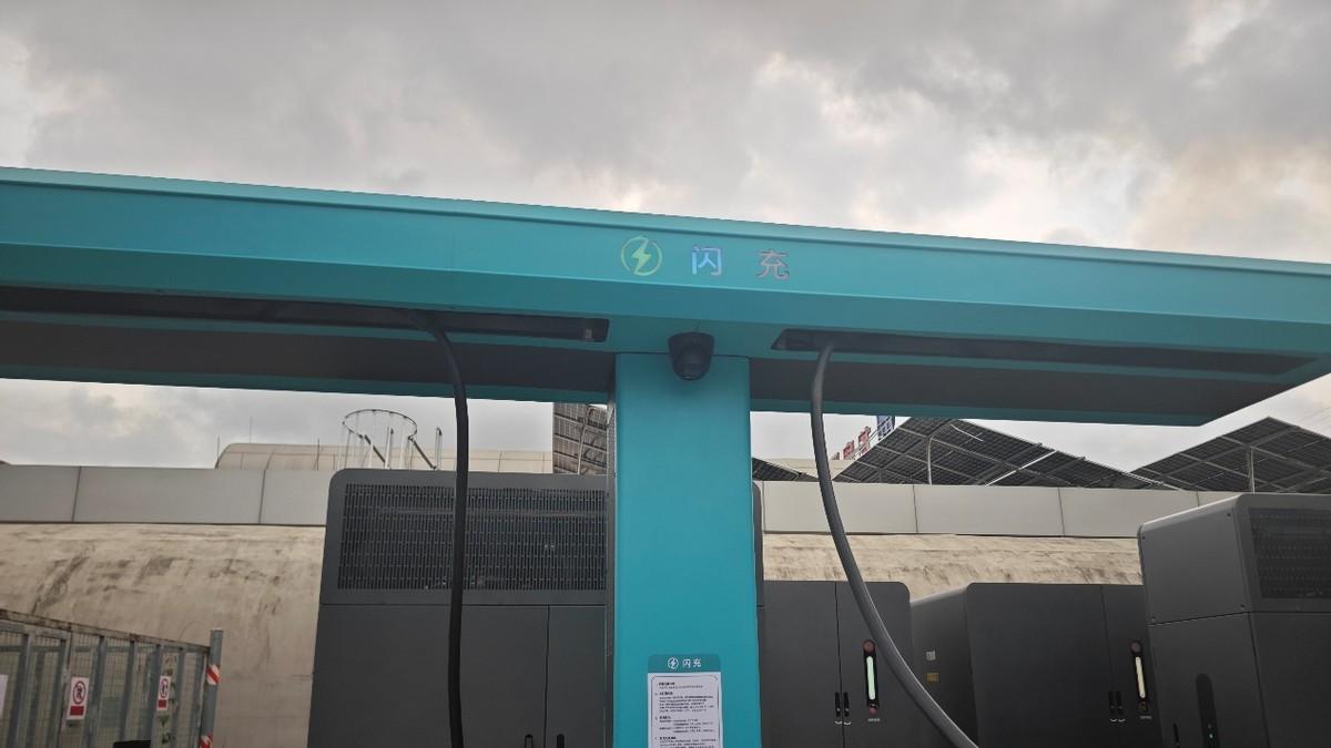 不到9分钟充饱 高速服务区体验比亚迪闪充