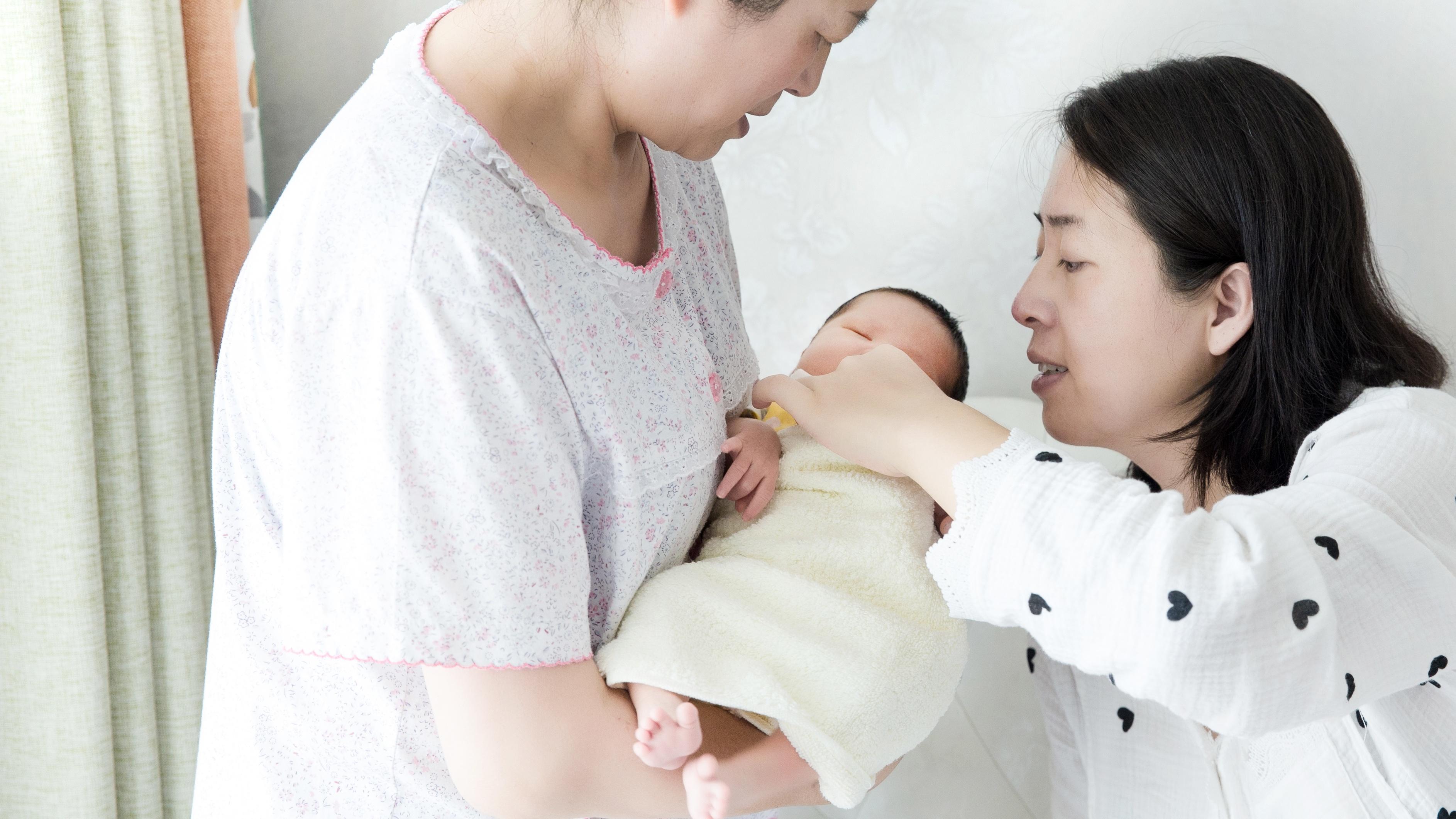 宝宝出生后第一抱很关键，5种人不适合“踩生”，再亲近也要拒绝