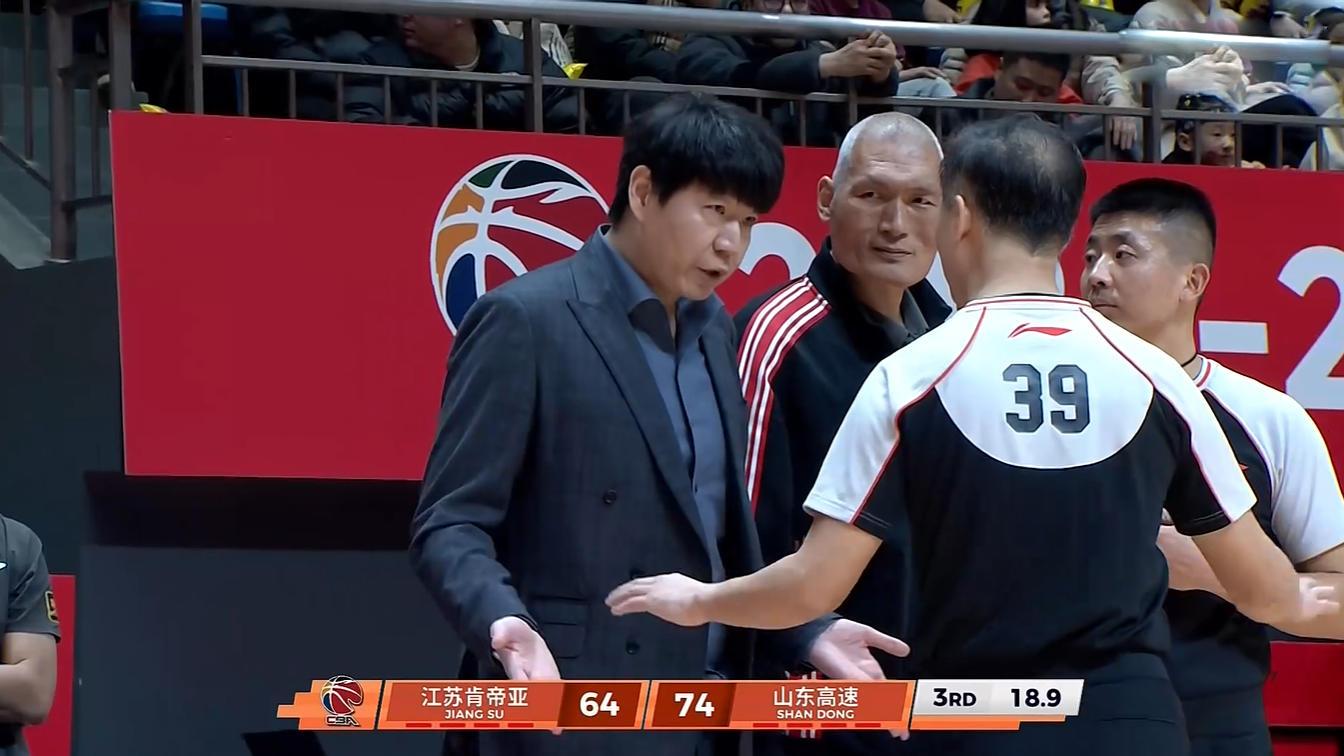 爆冷！于德豪坑苦山东男篮，庞峥麟炸裂1战，3大主力被他戏耍罚下