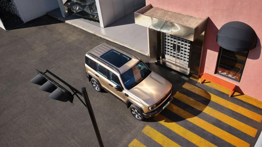 硬派越野也能顾家？BJ40增程元境智行版成家庭出行新解法