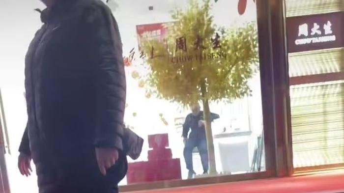 周大生店员问顾客“买得起吗”？店方：已处罚