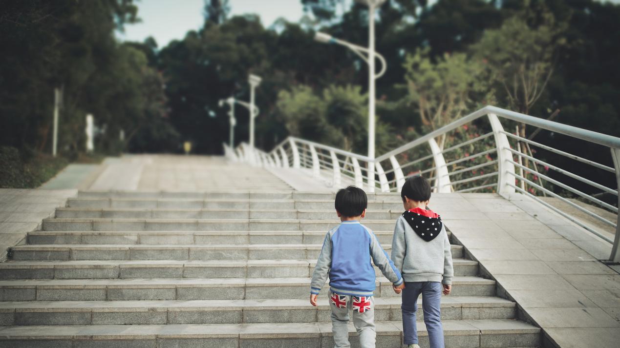 那个跑得最快的女同学，先交卷了。