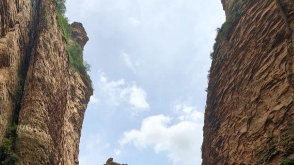 红石叠嶂溪涧流淌，黄崖洞藏太行绝美地质画卷