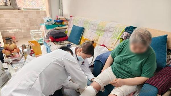 高龄、失能老人不用“抬下楼、跑医院”！石景山这些社区有了“家庭病床”