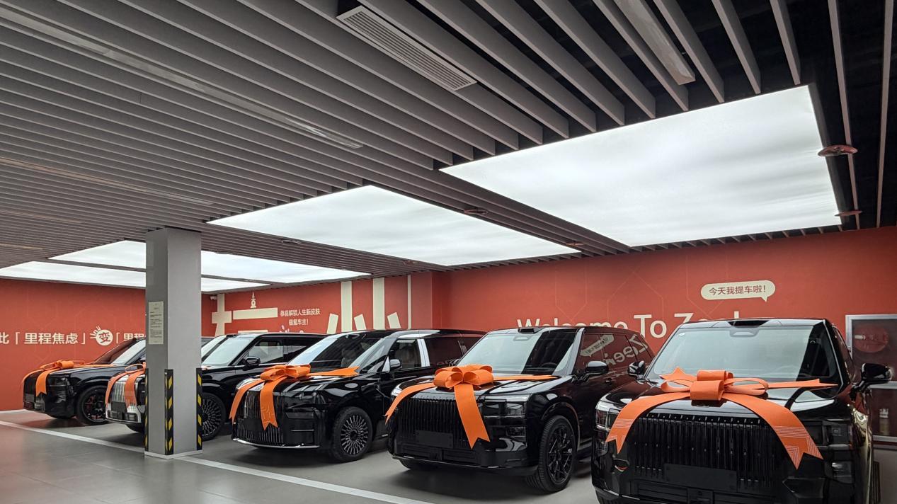 极氪交付中心人从众