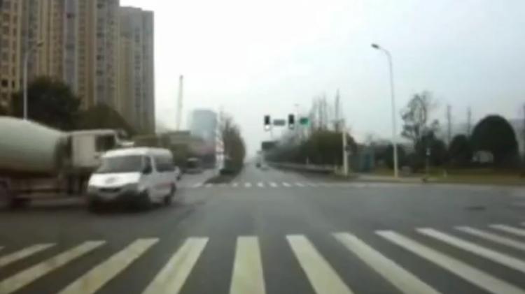 长沙救护车闯红灯被撞，病人被甩飞当场死亡，4人重伤责任在谁？