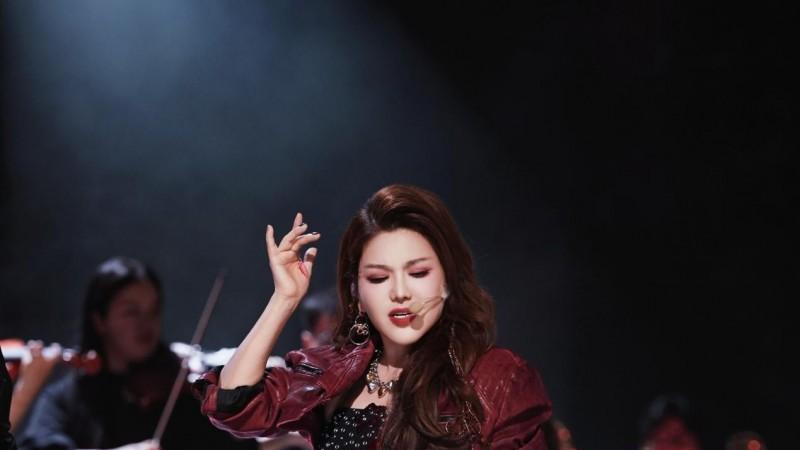 燃炸全场！乌兰图雅怀抱吉他三公上演现实版 “逆战”