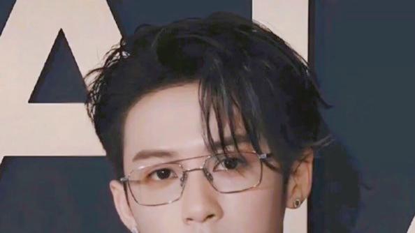 刘一诺@檀健次硬刚！16岁年龄差恋情争议再升级