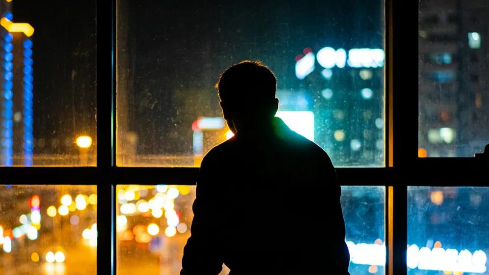 成年人的崩溃：明明已经很努力了，却还是存不到钱，卸不掉压力？