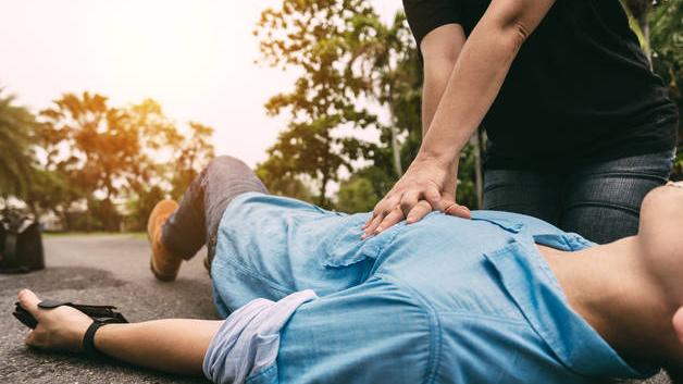 网约车司机充电时倒地猝死，保险拒赔称“未在车上”，法院判了