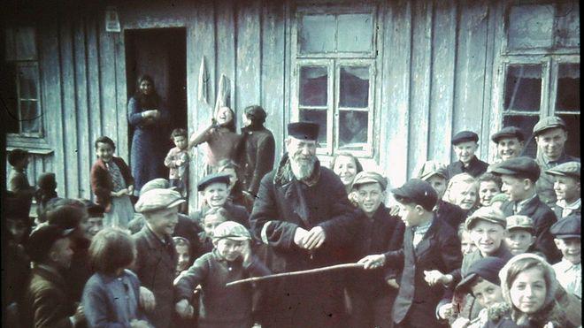 二战老照片 入侵波兰的德国大兵 和波兰女子很是亲热