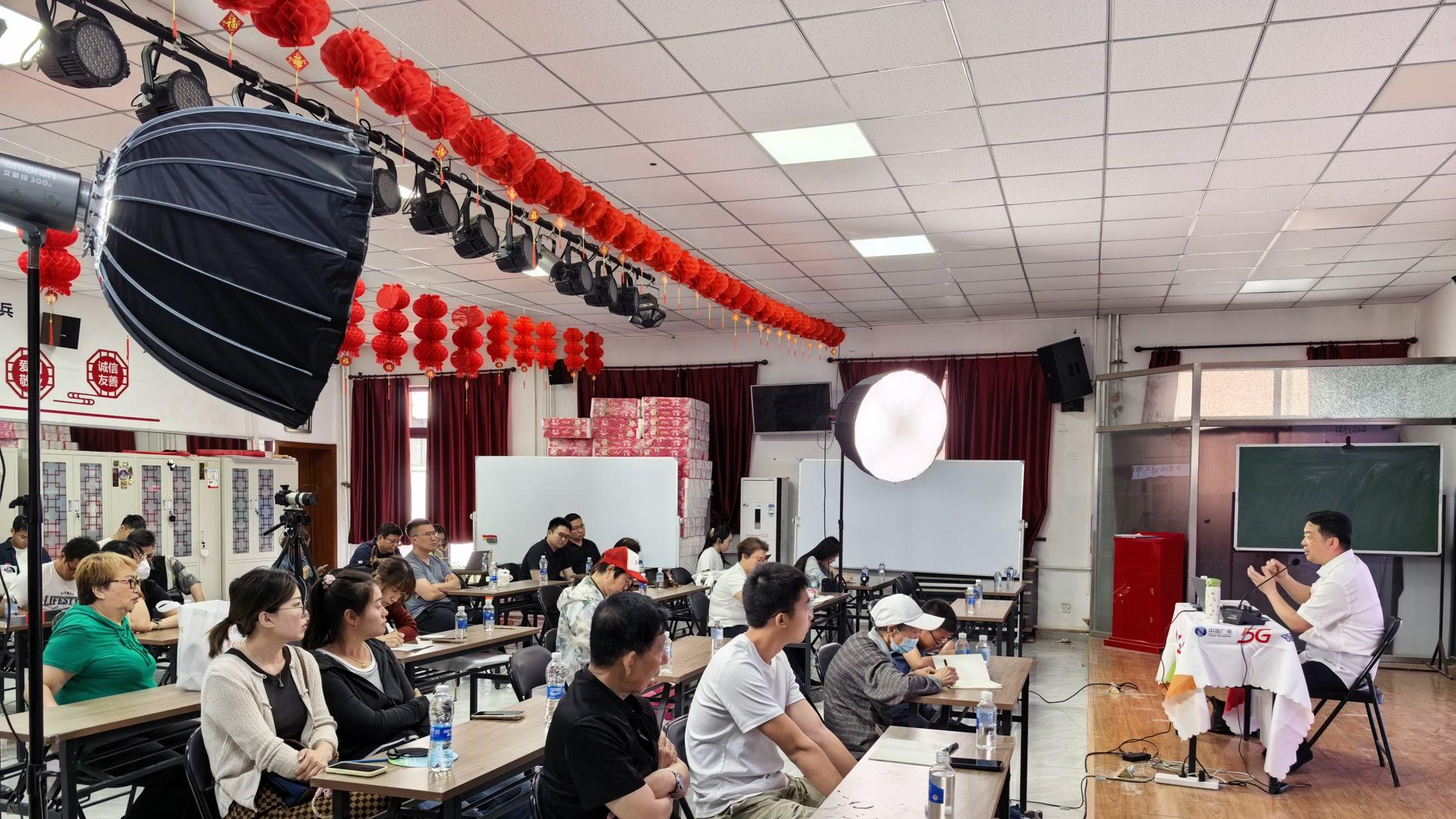 歌华有线中高考作文能力提升公益讲座走进八角中里社区