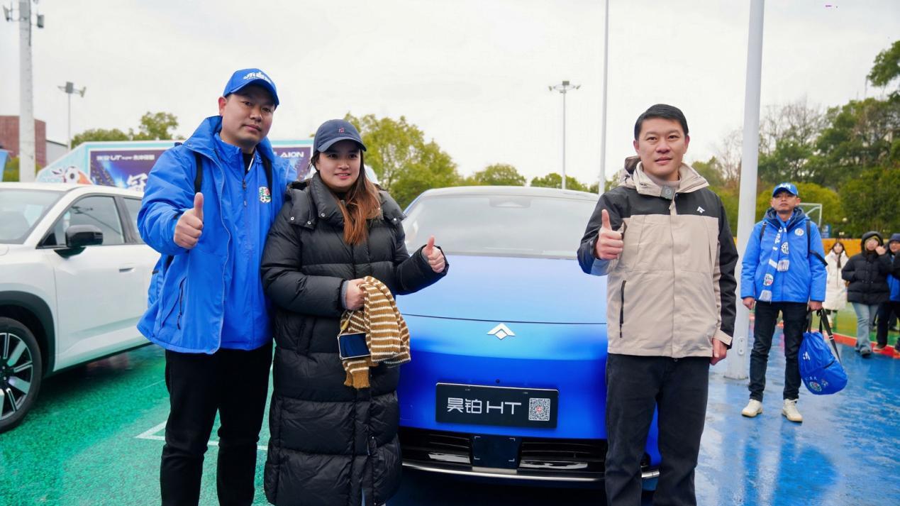 不止打造移动广告牌，现场送出一辆昊铂HT燃爆全场